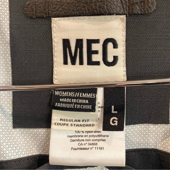 MEC Sz L Crosstown Multiple Pockets Venting Under Arm & Back Zipper Snaps Jacket - Picture 11 of 16